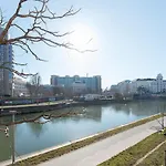 Die Stadt Vor Der Tuere Und Dennoch Ruhig Gelegen